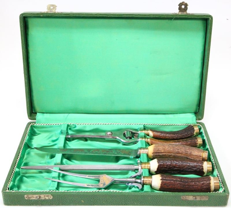 ANTON WINGEN GERMAN SOLINGEN STAG 4 PC CARVING SET: Vintage German Rostfrei Anton Wingen Jr. Solingen Carved Stag Handle 4 Piece Carving Set, in green snakeskin box. Etched animal and plant design to blade. All pieces marked (Othello marked to shears).