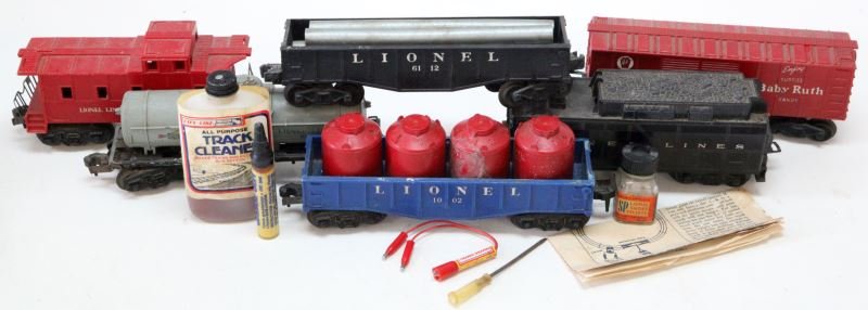 POSTWAR LIONEL TRAINS O27 GAUGE COLLECTIBLE LOT: Lionel Train lot of six. Includes: Lionel Lines Coal Tender, Gondola 6112, red caboose 1007, Sunoco single dome scout car 1005, blue gondola 1002 with 4 red canisters, and a Baby Ruth Candy box car X6