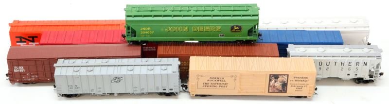 VARIETY LOT OF 10 LOCOMOTIVE MODEL TRAIN CARS: This lot includes FURX 504851, ACFX 49848, CNW 69947, JNDR 204037, GTW 306273, NH 40510, CB&Q 9860, Southern 92265, Norman Rockwell Freedom to Worship, and Freedom to Want. All in very good condition.
