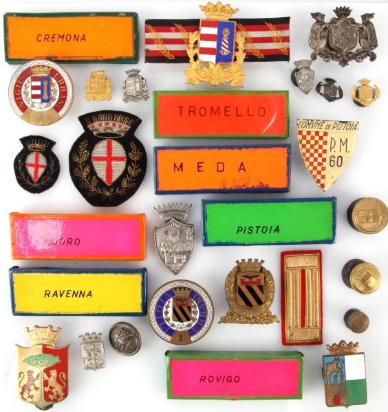 WORLD POLICE ITALY BADGES BULLION PATCHES INSIGNIA: World Police, Italian Police lot of badges, bullion, patches and more. Consisting of militaria from 7 different cities and/or regions in Italy (Ravenna, Pistoia, Meda, Tromello, Nuoro, Rovigo, and Cre