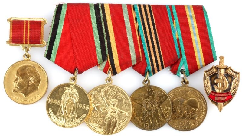 CCCP SOVIET USSR RUSSIAN MEDAL BAR PLUS PINS: Included is a Veterans medal bar containing four medals, a 20,30 and 40 year commemorative for WWII and a 70 year for WWI. Also included is a "100 Anniversary of the birth of Lenin" medal and a WWI co