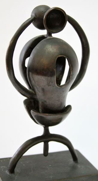 ORIGINAL SIGNED ELI KARPEL BRONZE ABSTRACT #194: 9 inches tall including base about 5 inches across. "Alien" looking sculpture by Eli Karpel. Inscribed "194" on underside. Steely appearance more than bronze. Very unique piece. Original artist tag af