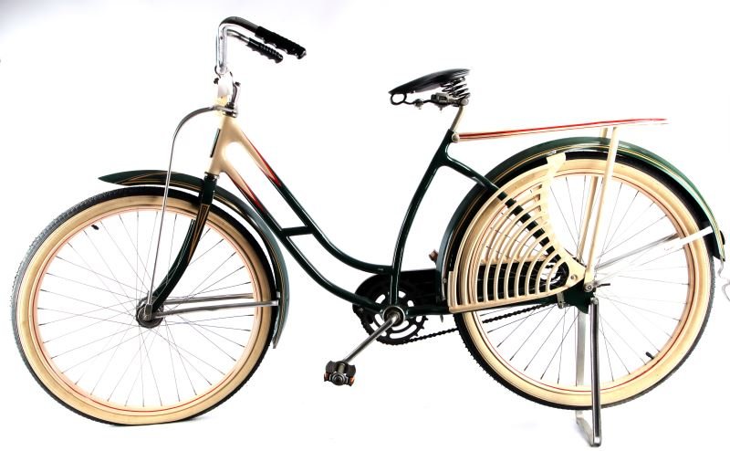 PRE WAR 1930'S LADIES ELGIN BICYCLE W SKIRT GUARD: Nice original condition with balloon tires, ladies Elgin bike, very good paint, riding condition. This lot has a reserve.