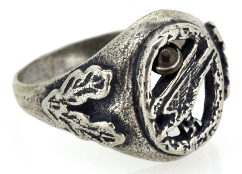 WWII-ERA SILVER LUFTWAFFE PARATROOPER RING: Ring weighs approximately 5.9 grams and measures to size 11. Light wear present; overall in very good condition. Unauthenticated.