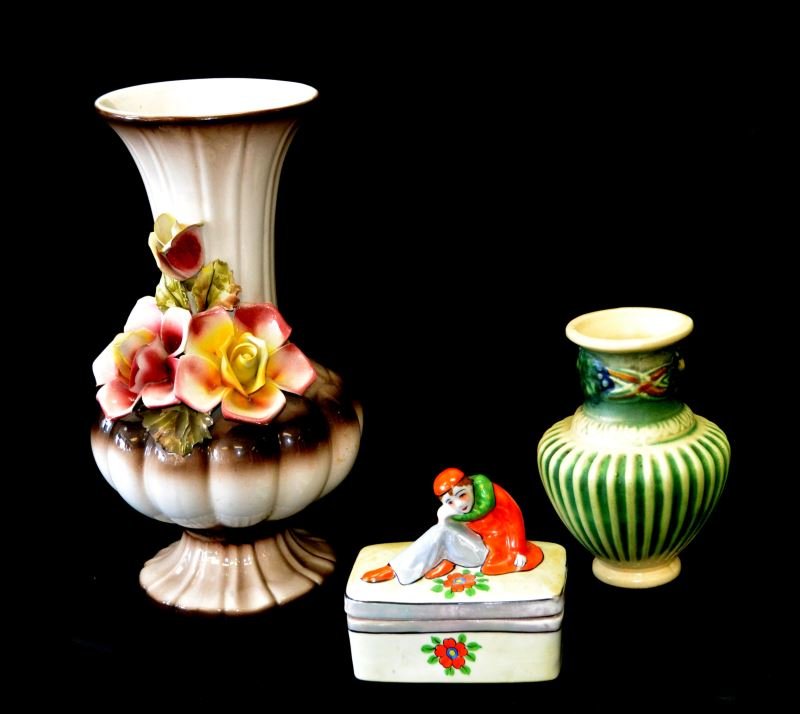 3 PIECES OF VINTAGE PORCELAIN CERAMIC POTTERY: Three pieces of vintage porcelain / ceramic / pottery. One Capodimonte vase with flowers (11.5 inches), one small pottery vase (unmarked, looks Weller), and one Japanese sad clown lidded trinket dish.