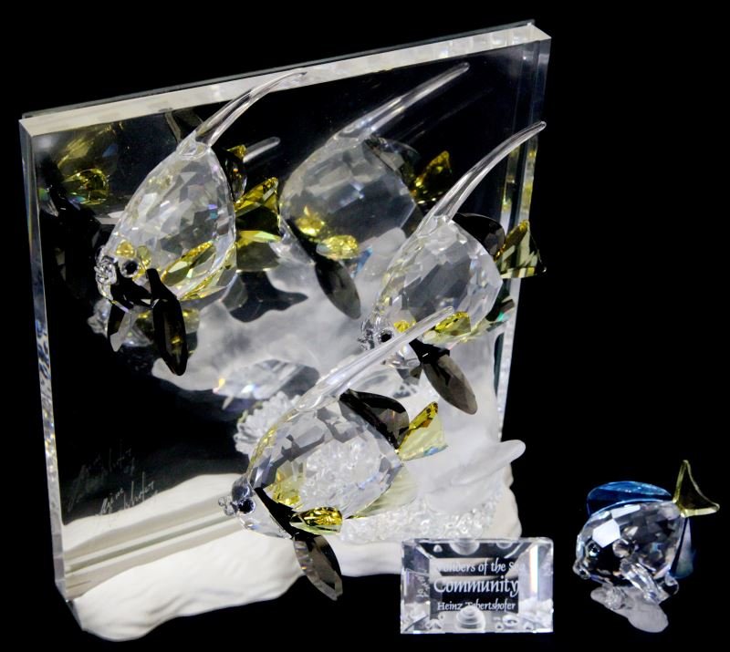 ARTIST SIGNED SWAROVSKI WONDERS OF THE SEA SCENE: "Community" signed on the glass and the name plaque by Heinz Tabertshofer and dated 07'. In very good to excellent condition with lighted base, mirror back, name plaque and extra crystal fish.