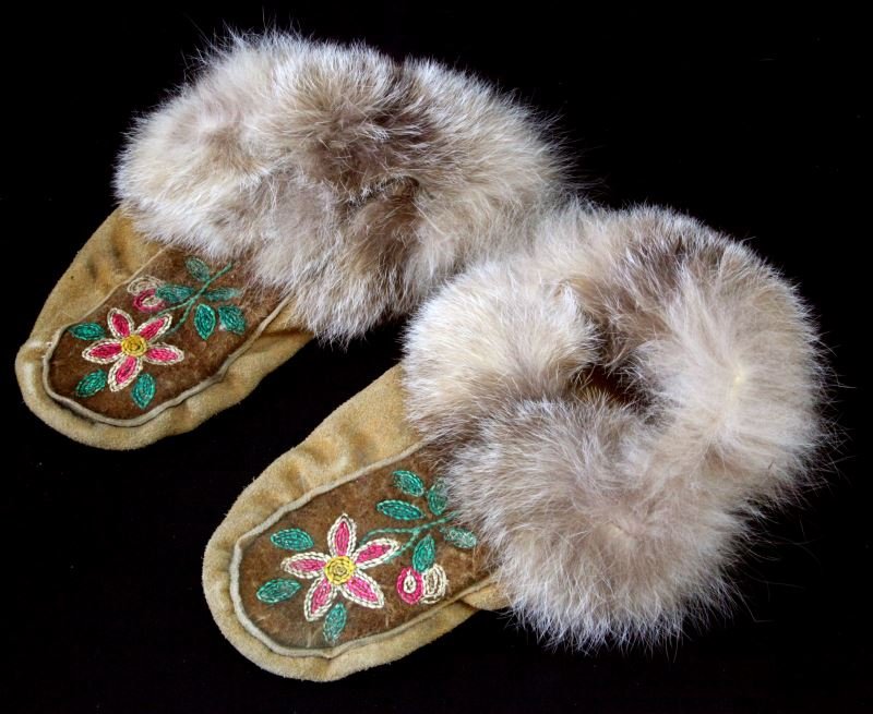 NATIVE AMERICAN SUEDE & FUR MOCCASINS HANDMADE: Native American suede and fur embroidered moccasins. About size 9. Tan color with soft fur and embroidered straw/grass flowers to top. Very good condition, damage free.