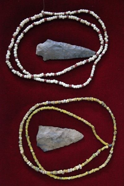 TWO STRANDS TRADE BEADS WITH TWO PROJECTILE POINTS: Two strands trade beads; one greenish yellow, second off white and red clay. Also includes northern Alabama archaic projectile points. Display case included.