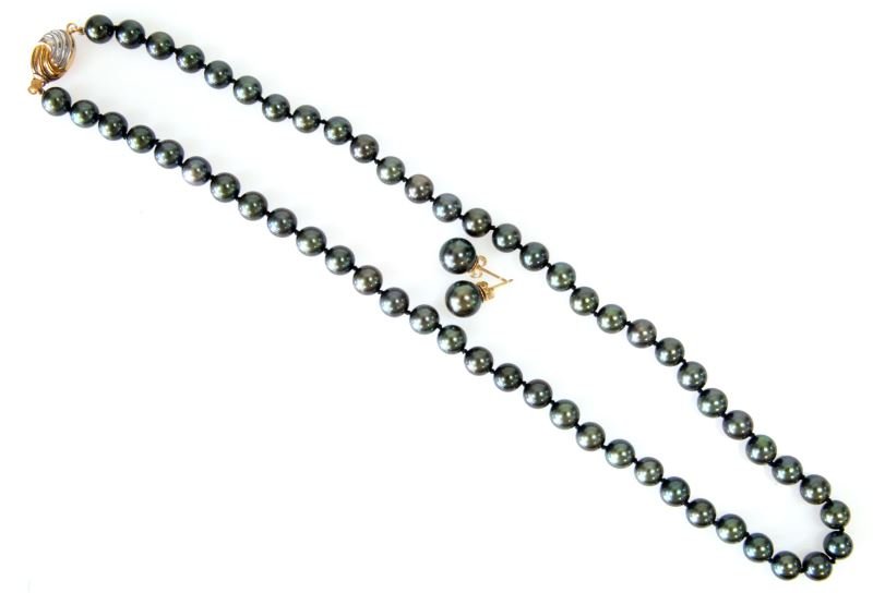 VINTAGE STRAND BLACK CULTURED PEARLS W/ EARRINGS: Over 30 years old, black cultured pearl strand, 7-7.5mm, AA grade, 18 1/2 inches long with fancy 14kt yellow gold clasp. Very clean, very deep lustre. Very nice pearls. Matching black pearl earrings, 