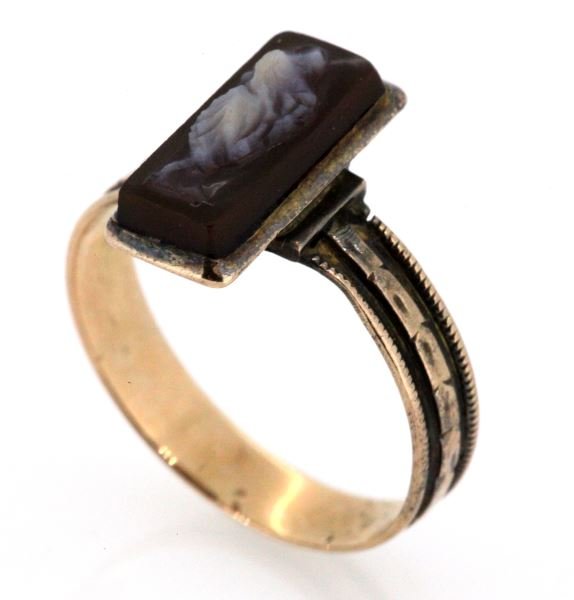 VINTAGE LADIES 14KT ROSE GOLD CARNELIAN CAMEO RING: Rare 14kt rose gold hand worked ring, featuring upper shank engraved and coin edged. Contains in center rectangular shape carnelian cameo, depicting "Rebecca At The Well". Very good condition, This lo