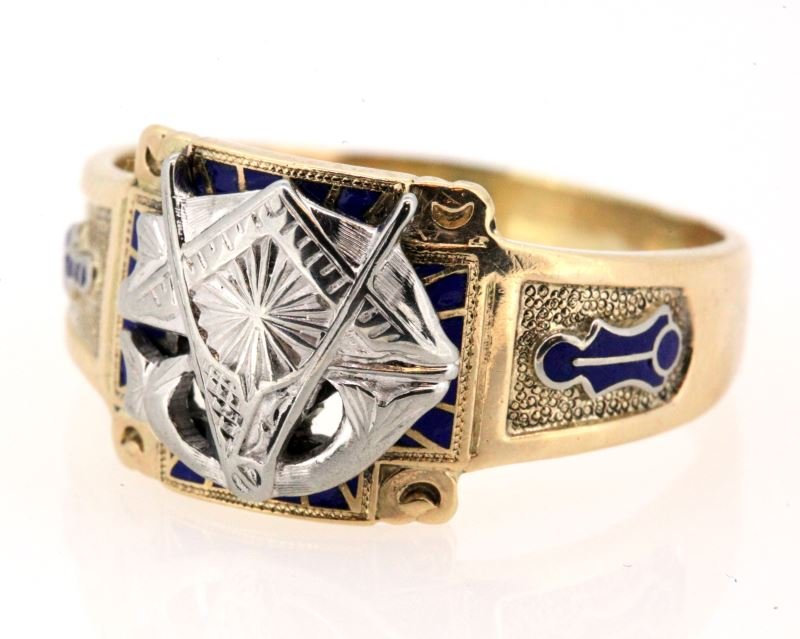 MENS 10KT YEL/WHT GOLD MASONIC BLUE LADGE RING: Manufactured by Reis, premier emblematic supplier, one fancy Blue Lodge Masonic ring, 3rd degree. Blue enamel work is in very good condition, as is white gold emblem. Weighs 8.7 grams, size 14 1/2. Th