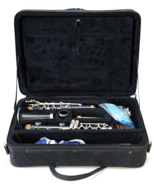 YAMAHA INTERMEDIATE Bb CLARINET MODEL 250 W/ CASE: Nice intermediate level Yamaha model 250 B flat clarinet, good condition, pads in very good shape, keys work freely. Comes with soft shell foam filled case, and case candy. This lot has a reserve