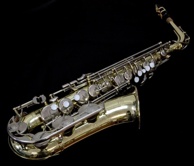 YAMAHA YAS-23 Eb ALTO SAXOPHONE WITH CASE: .Good condition Eb Alto Saxophone, with case, extra reeds and neck strap. Yamaha YAS-23 features saxophone keys that are not simply shaped and positioned according to mechanical necessity; the entire 