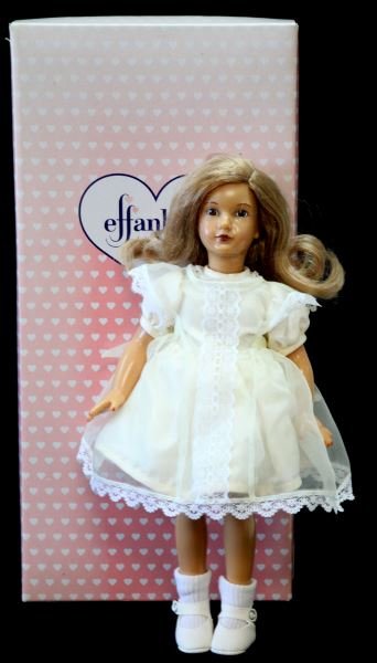 EFFANBEE "CINDY" DEWEES COCHRAN'S TEA PARTY DOLL: This Cindy of the Dewees Cochran's Tea Party Collection from Effanbee Doll Company. This limited edition doll comes with the certificate of authenticity and is nearly mint in box. Measuring 15.5" this