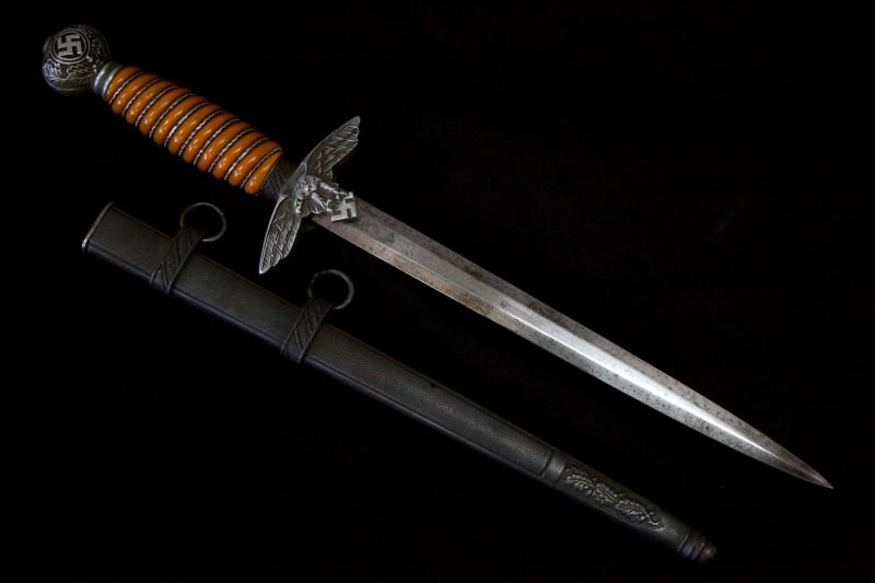 WWII GERMAN LUFTWAFFE 2ND PATTERN DAGGER: SMF Solingen blade, good with some light discoloration, good scabbard free of dents but also some staining, Bakelite wire wrapped grip, very good, aluminum. This lot has a reserve