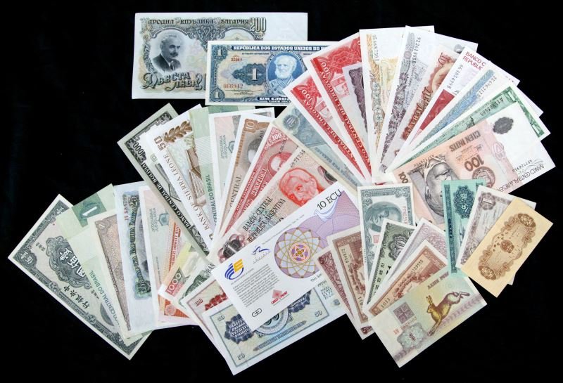 40 PIECES OF UNC WORLD CURRENCY BANKNOTES GROUPING: Grouping of only higher grade currency of following countries with some duplications: China, Brazil, Yugoslavia, Peru, Argentina, Korea, Chile, Bolivia, Italy and more. 0