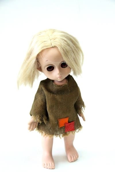 VINTAGE 1965 LITTLE MISS NO NAME DOLL BURLAP DRESS: Vintage 1965 Little Miss No Name doll in burlap dress. Hand out, no tear, barefoot. About 15 inches long. Good condition. 0