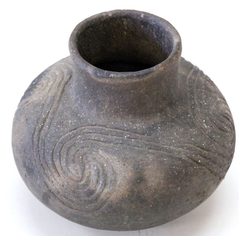 SHELL TEMPERED NATIVE AMERICAN INCISED POTTERY: Native American shell tempered water vessel. Date unknown. On the bottom the following is written "Marion Co, Tennessee Long Island B.H", possibly added later. The item has deeply incised curvilinear 