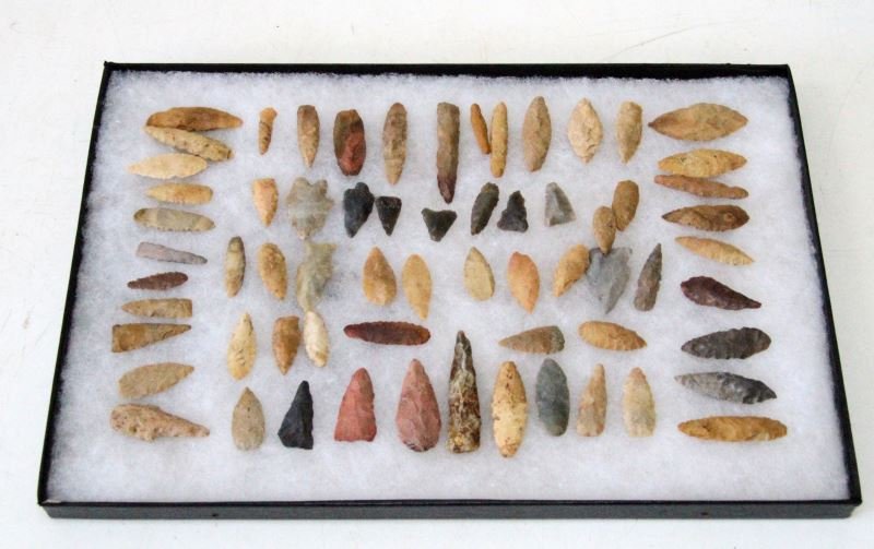 CASE OF 65 ARCHAIC BIRD POINTS AND DRILLS SMALL: Case of 65 Archaic bird points and drills. Some knife forms, few projectile points, varying colors of flint. Measuring .5 - 2 inches long. Very good condition in case. From private southeastern collec