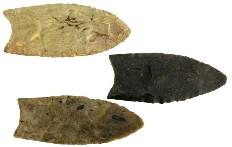 LOT OF 3 PALEO CLOVIS ARROWHEAD POINTS: Small grouping of 3 Cumberland region Paleo Clovis arrowhead points. Beige to darker stone. Natural wear to touch and sight. Pressure flaking and some debitage present.