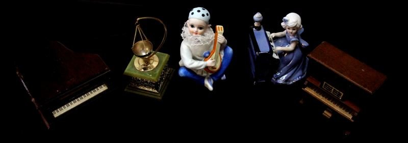 VINTAGE MUSIC BOX LOT OF 5 PORCELAIN WOOD PIANO: Group of 5 vintage music boxes. Includes: one wooden Enesco grand piano (1981), one wooden piano stand (Price products), one blue and white girl playing piano porcelain (plastic turning wheel), one po