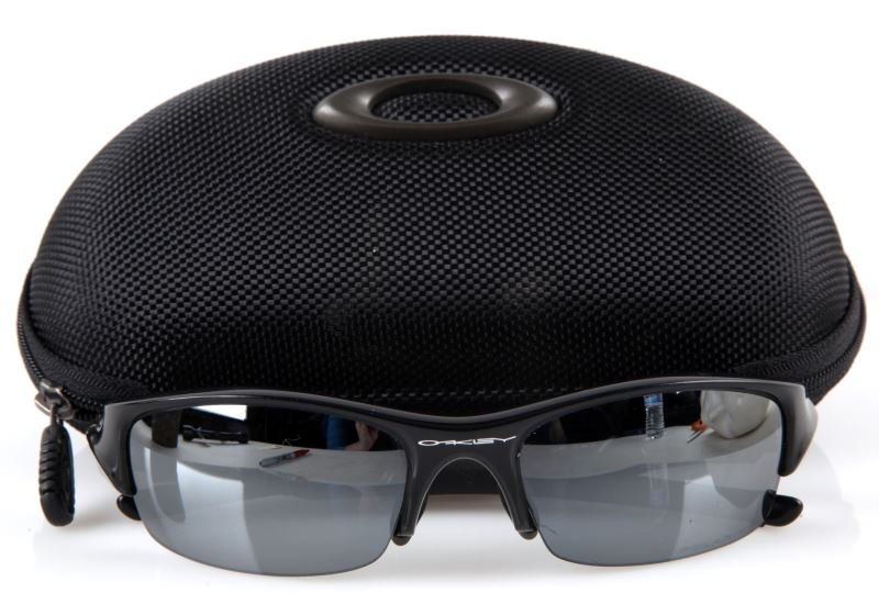 OAKLEY FLAK JACKET POLARIZED SUNGLASSES IN CASE: Oakley Flak Jacket sunglasses with black frame and polarized lenses. In the original Oakley case. Very good condition. 0