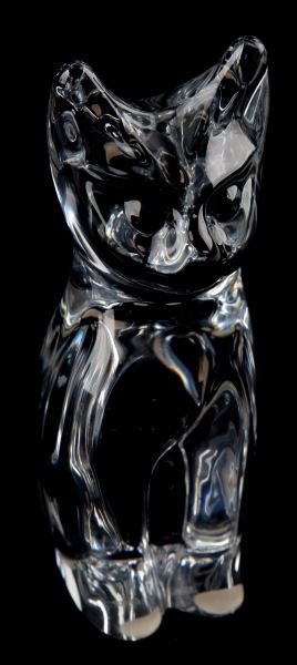 VINTAGE CRYSTAL DAUM FRANCE CAT FIGURINE 7 INCHES: Vintage crystal cat figurine, signed Daum France to bottom, stands 7 inches tall. Four felt no-slip markers to bottom. Very good condition, damage free. 0