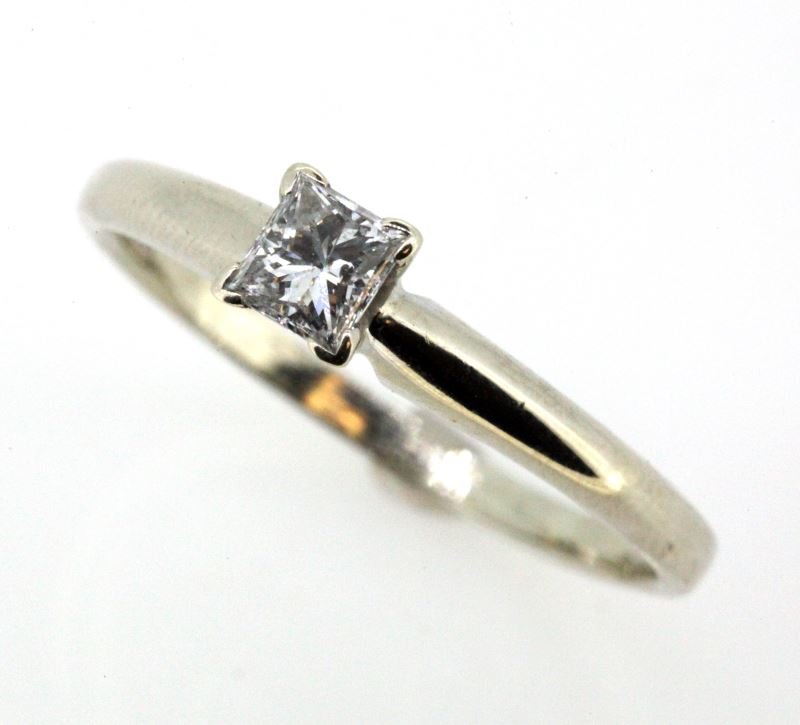 LADIES 18KT WHITE GOLD DIAMOND SOL W/PRINCESS CUT: Classic 18kt white gold solitaire setting, containing one princess cut diamond weighing approximately 1/4 carat, graded I/I1. This lot has a reserve