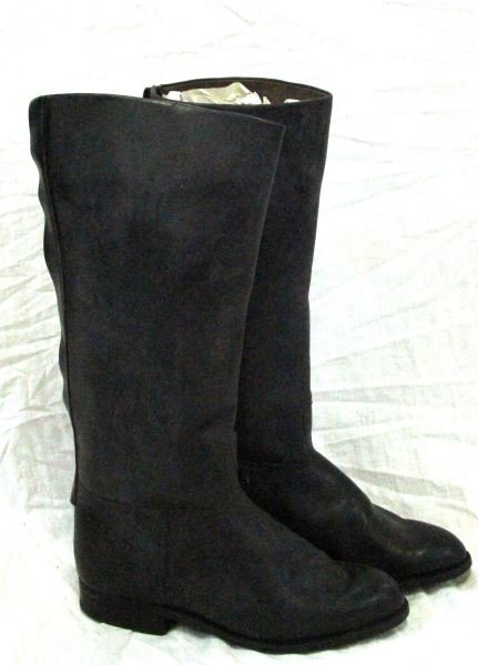 VINTAGE ITALIAN POLICE PARADE BOOTS SIZE 43 BLACK: Vintage Italian police parade boots, size 43. Zipper closure to back. Some mildew from storage, needs cleaning. From World Police Museum, Milan, Italy accompanied with COA. 0