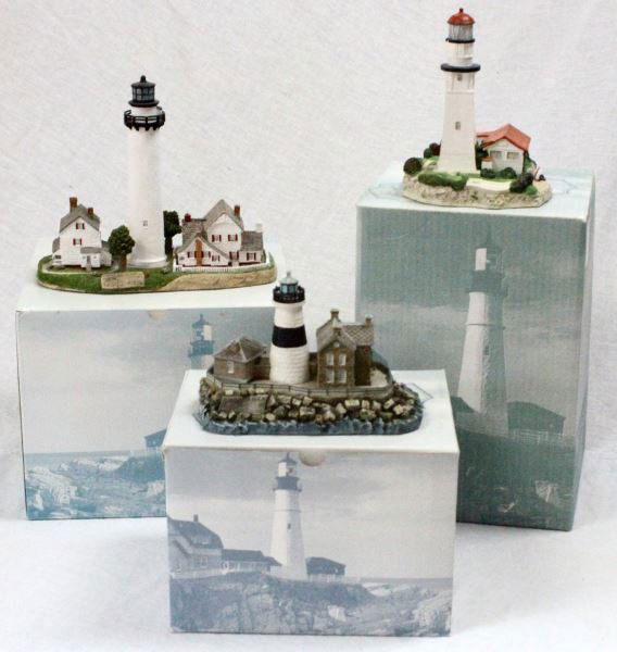 3 HARBOUR LIGHTS LIGHTHOUSES WITH DIAMOND HEAD: 3 Harbour Lights collector lighthouses. Diamond Head Hawaii #140 (1993), Fenwick Island Delaware #213 (1998), and Execution Rock New York #210 (1998). All in fine condition.