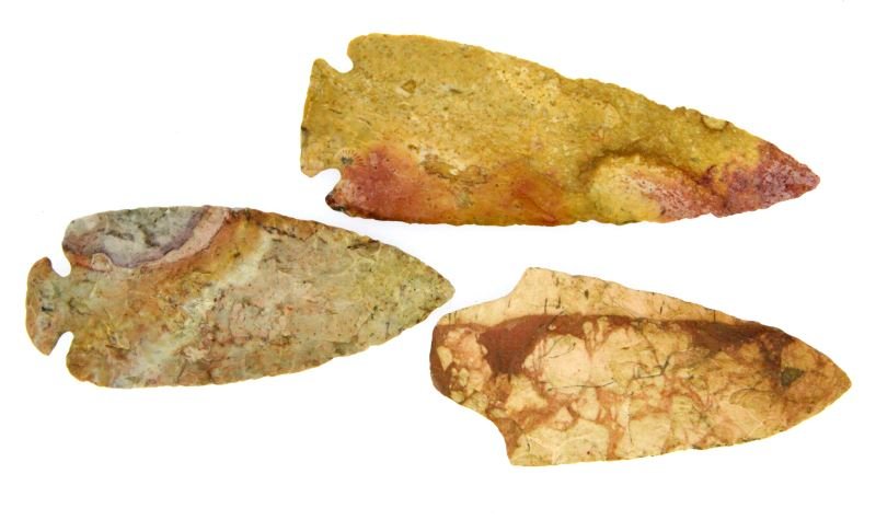 3 WOODLAND ARROWHEAD POINTS DOVETAIL KIRK ADENA: 3 Woodland arrowhead points made from creamy beige, orange, red chert. Includes: a Burrows Cave, Illinois stemmed Kirk with an expanding stem, corner notches, and broad flaking, a thin triangular Aden