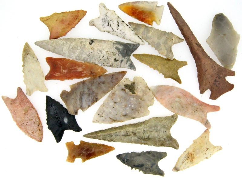 LARGE LOT OF DALTON ARROWHEAD POINTS QUARTZ MORE: Large lot of 19 arrowhead points from Southeastern US. Many Dalton, Hardaway, one Weeden Island, Simpson, few Bolens, Big Sandy, one drill, and more. Made of various stone including quartz, chalcedony