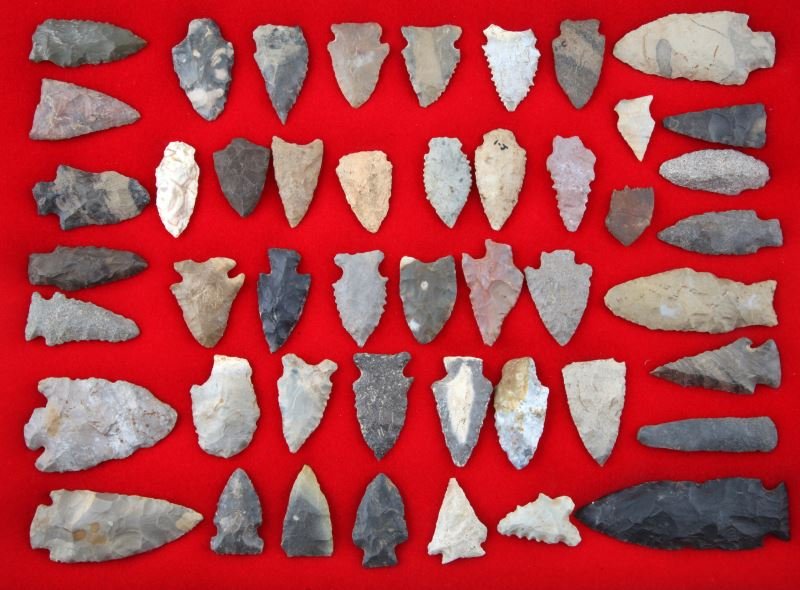 CASE OF 46 ARCHAIC TO WOODLAND ARROWHEAD POINTS: Case of 46 Archaic to Woodland arrowhead points. Various types of chert, limestone, and quart like stone. Small to medium sized blades, some serrated edges, some stemmed points, most with broad flakin