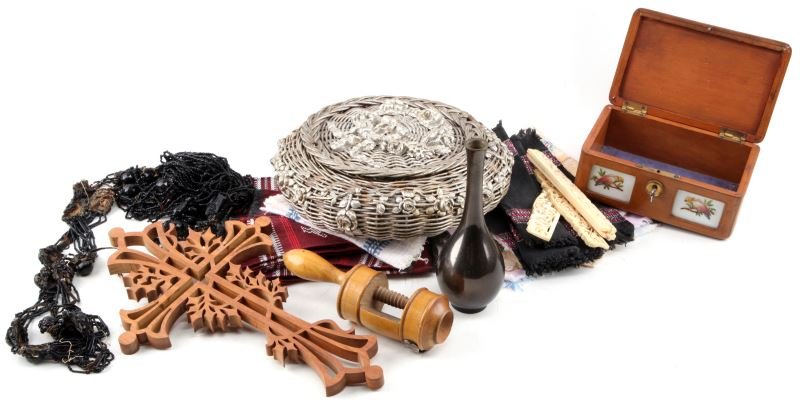 MISCELLANEOUS VINTAGE CRAFT LOT HAND PAINTED BOX: Miscellaneous vintage craft lot of 8. Includes: Japanese brass incised small vase, silver painted wicker basket, antique wooden spool attachment, wooden cross wall hanging, black glass beads for dress