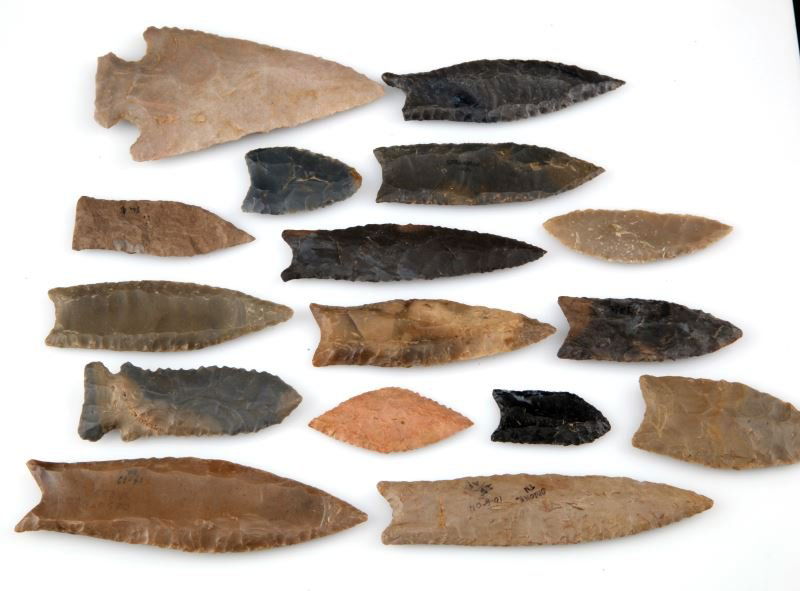 LARGE LOT OF WELL FORMED ARROWHEAD POINTS SE US (1 of 2)