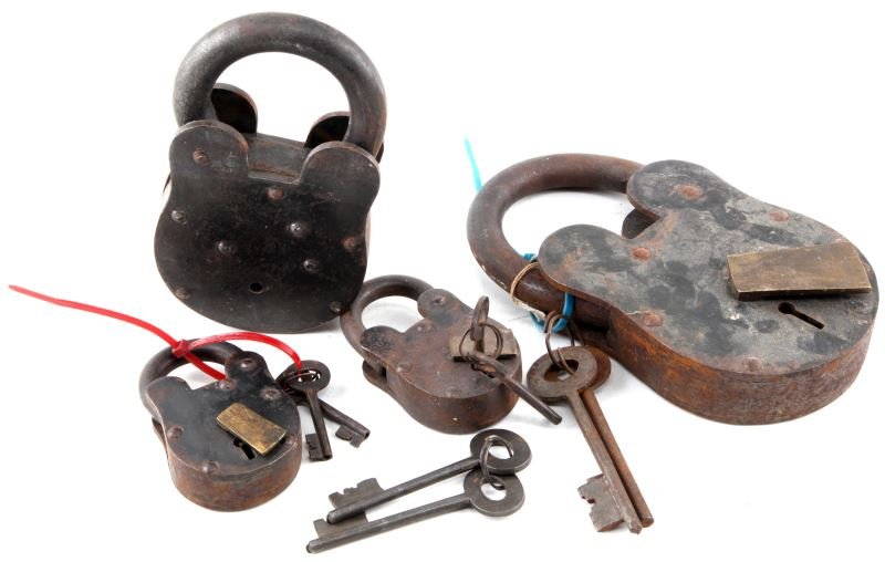 LOT OF FOUR ANTIQUE CAST IRON PADLOCKS WITH KEYS (1 of 3)