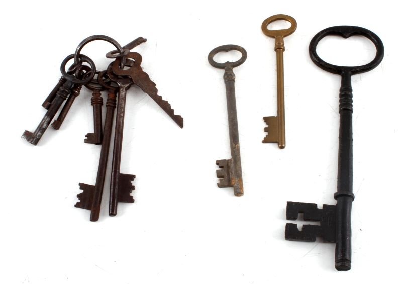 ANTIQUE SKELETON KEY LOT OF 11 INCLUDING 7.75" KEY (1 of 3)