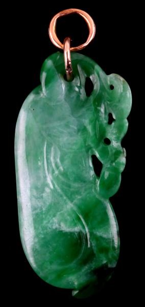 LADIES GREEN JADEITE CARVED "BEAN POD" PENDANT (1 of 2)