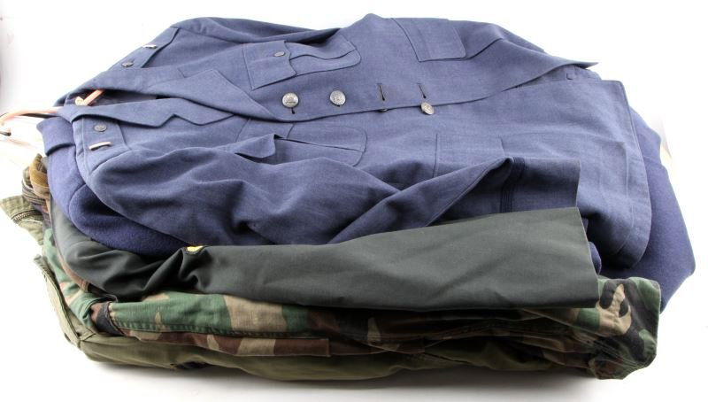 6 VINTAGE U.S. ARMY & AIR FORCE UNIFORMS: Circa 1950-1980s US Army and Air Force jackets and tunics. The first item in this lot is a Cold War Era M1951 field jacket with liner, missing hood. This jacket has US Airforce in Europe patch on left