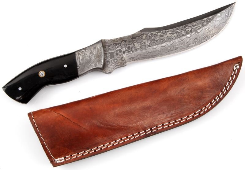 DAMASCUS STEEL & BULL HORN HUNTING KNIFE W SHEATH: Made in Virginia Beach. Fine Damascus steel upswept blade, rain drop pattern, black Bull horn handle with steel rivets. Measures 10.25 inches. Comes with leather sheath. Like new condition. This lot h