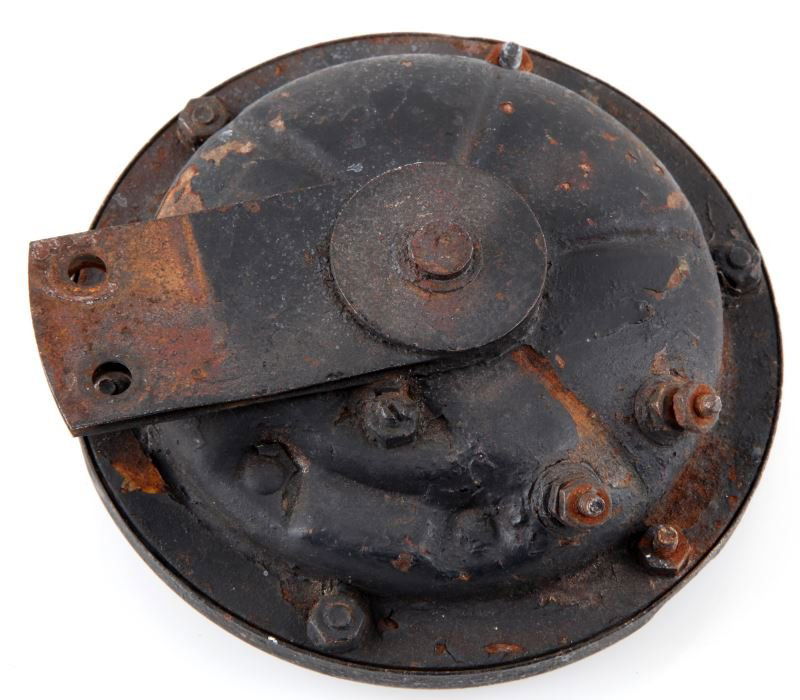 VINTAGE POST WWII V6 DELCO REMY HARLEY HORN: Vintage Harley horn by Delco Remy 6 volts. Black finish with some rusting. This horn would have been on the 1948-1959 Harley 125 and 165 models. 5 inch diameter. There are no apparent maker's marks, b