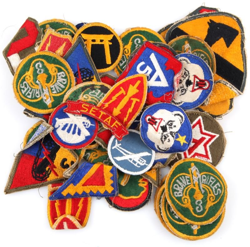 40WWII US ARMY & AIR CORP SHOULDER PATCH LOT: Includes two Airborne patches, Armor Divisions, there are 11 duplicate Brave Rifles minimal duplication beyond that, all very good.
