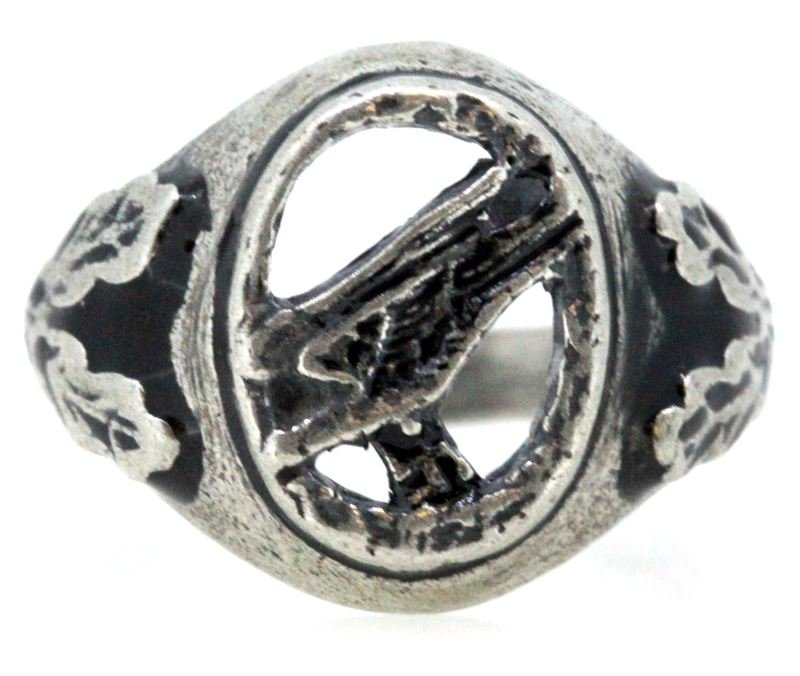 WWII GERMAN THIRD REICH LUFTWAFFE PARATROOPER RING: Third Reich paratrooper ring. Decorated with flying Luftwaffe eagle with swastika and oak leaf motifs. Very good condition, unauthenticated. This lot has a reserve.