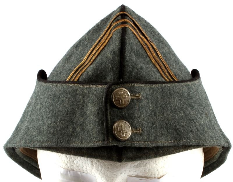 WWII SWISS ARMY FELDMUTZE FIELD HAT: A WWII era Swiss feldmutze field hat. Three stripe gold bullion rank insignia at the front. In very good condition with no mothing. Sweat band has minimal yellowing, but otherwise the hat is in very g