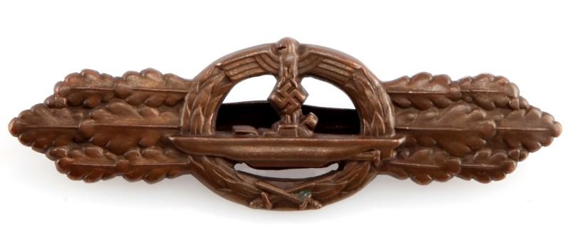 WWII THIRD REICH GERMAN KRIEGSMARINE U BOAT CLASP: Bronze U Boat combat clasp marked on rear with "Entwurk Peekhaus Ausf Schwerin Berlin 68". Broad fluted horizontal pin with 45 degree lie. In very good condition.