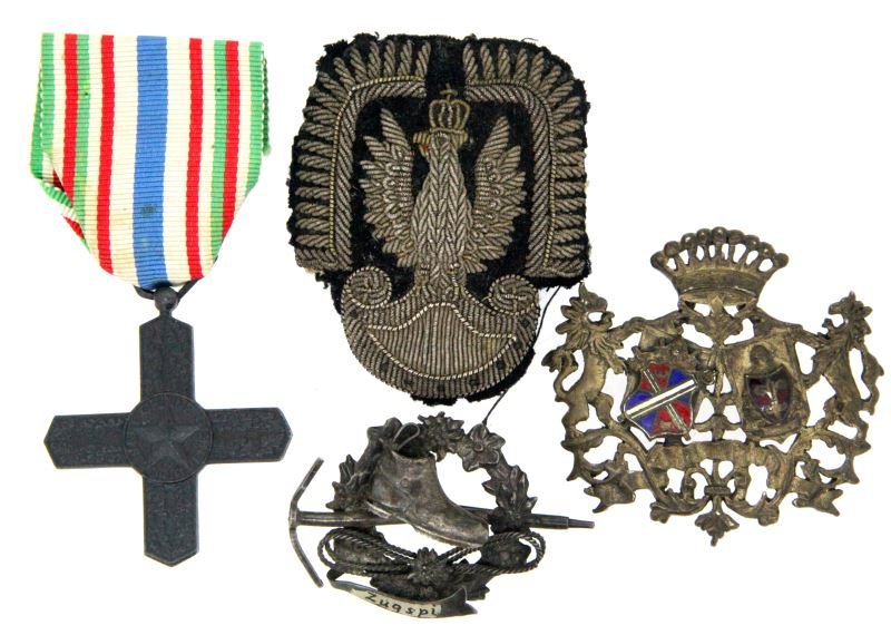 LOT OF 20TH CENTURY EUROPEAN MEDALS AND BADGES: Lot of three European medals and badges. Contains one Italian "Order of Vittorio Veneto" medal with ribbon, one German "spitze" mountain climbing badge, one Polish air force bullion patch, and one uni