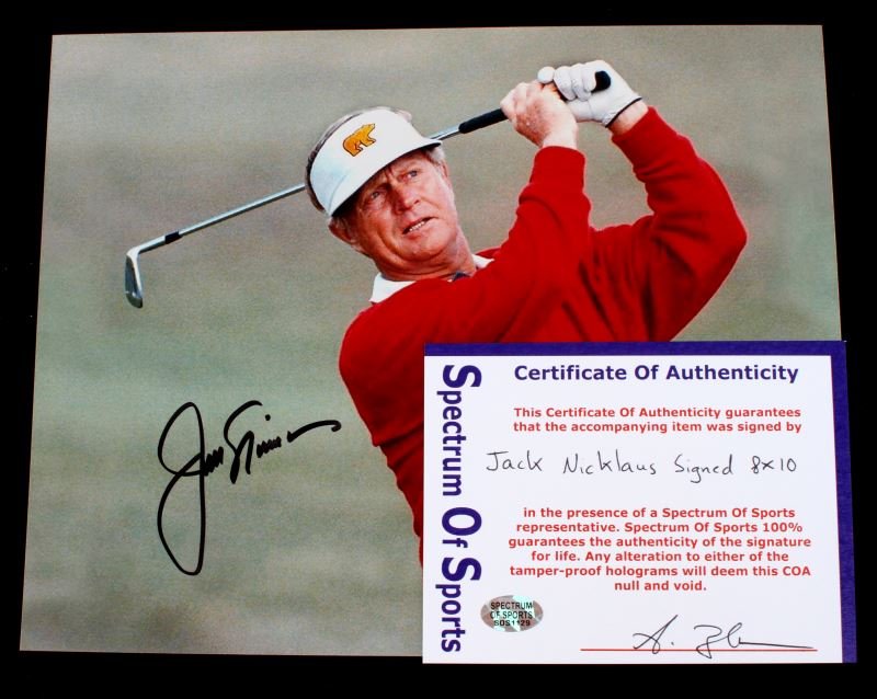 SIGNED LAB PHOTO OF GOLF LEGEND JACK NICKLAUS: In very good condition, guaranteed authentic signature of gold legend Jack Nicklaus, on 8x10 color lab photo.