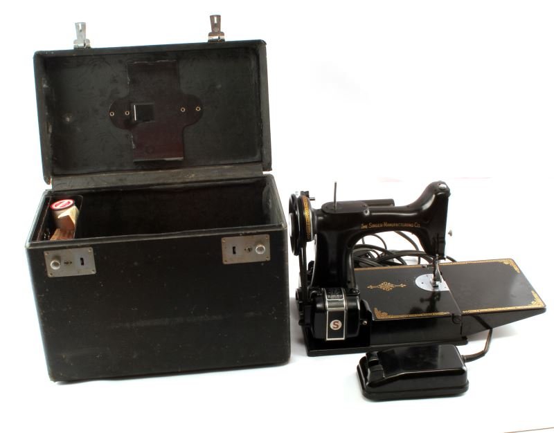 SINGER FEATHERWEIGHT CAT. 3120 SEWING MACHINE Aug 27, 2015