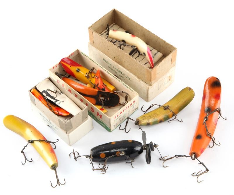 3 HELEN FLATFISH BOXES W LURES & 3 FLATFISH LURES: Three Helen Flatfish boxes with lures and three large loose Flatfish lures. Expected signs of age and wear.