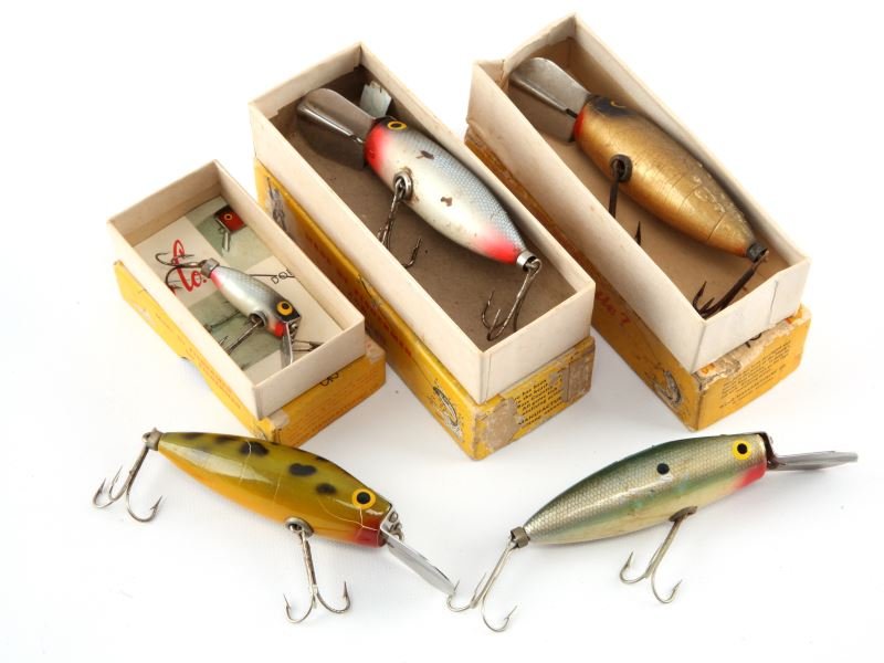 3 DEEP-R-DOODLE BOXES W LURES & 2 LURES: Three Deep-R-Doodle boxes with lures and two other Deep-R-Doodle lures. Expected signs of age and wear.